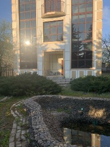 4-х поверхнева будівля в центрі міста під офіси