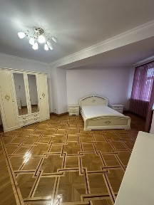 Сдам квартиру 200 кв. м.Центр