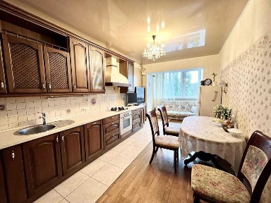 К продаже двухкомнатная просторная квартира рядом с парком Победы!