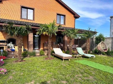 Это действительно впечатляющее предложение! Прекрасный дом!