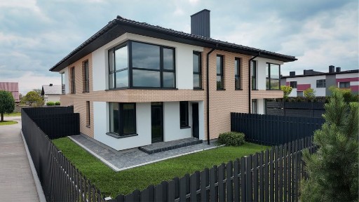 ПРОДАЄТЬСЯ велика Двох кімнатна квартира, з власною терасою