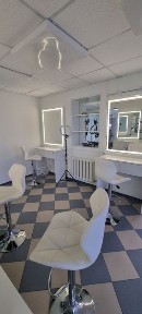 Робочі місця для майстрів манікюру, перманенту, візажистів, бровістів