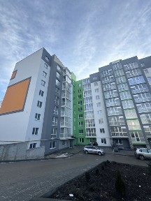 Продається сира 2-х кімнатна квартира вул. Чернівецька