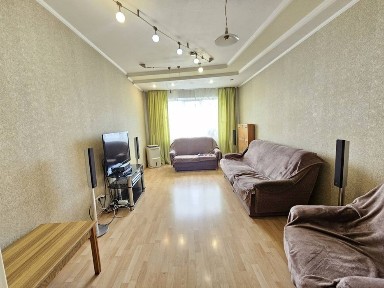 Продається трикімнатна квартира Проспект Незалежності 48, не кутова.