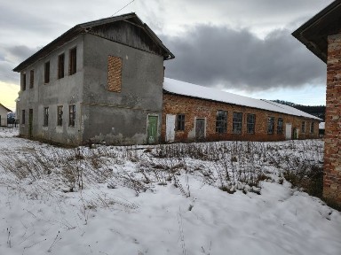 Продається приміщення заг площею 1000 м. кв та зем. ділянка площею 0'90г