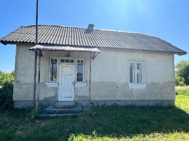 Хатинка з ділянкою