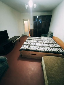 Центр. Однокімнатна на оренду з газовою плитою.