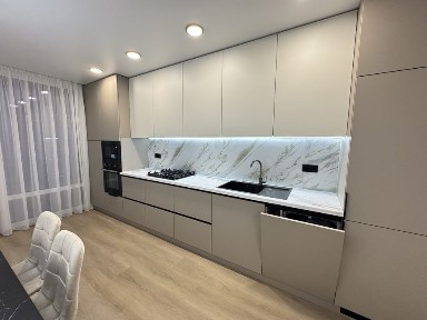 Продаж 1к квартира + кухня студія центр укомплектова