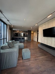 Продається велика елітна квартира з ремонтом з в глядом на Озеро