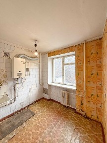 Продається 2-кімнатна квартира, 2-й поверх, окремі кімнати, під ремонт