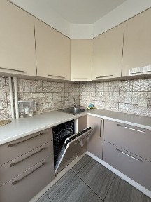 Здається кухня студія плюс окрема спальня з гардеробною, паркова зона