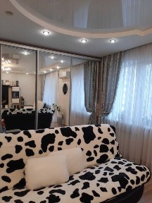 Продається простора 3 кімн. кв. (переплан. в 2-кімнатну ) Бородинський