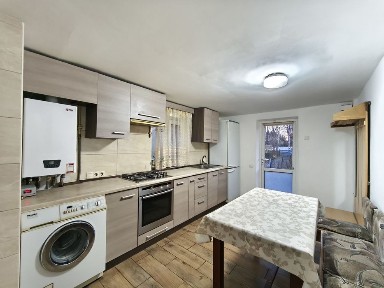 Будинки в р-ні АС-2 (три автономні квартири )