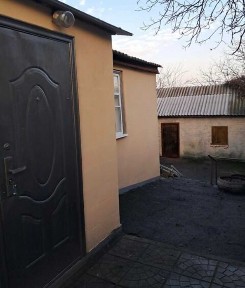 У продажу частина будинку на три кімнати