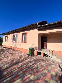 Продаж затишного приміського будинку