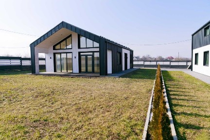 Шикарний компактний котедж з терасою поблизу Івано-Франківська