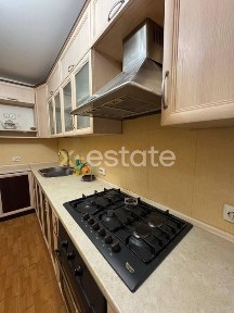 Продаж 4-кімнатної квартири в цегляному будинку в безпечному районі.