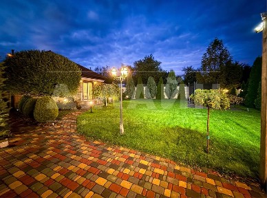 Казковий одноповерховий будинок з ландшафтним дизайном