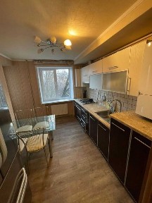 Сдается 3-комнатная квартира в центре.