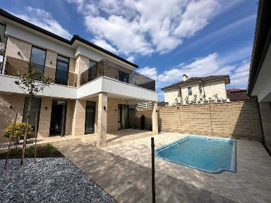 В продаже новый современный дом с бассейном в районе 12ст. Б. Фонтана.