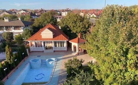 Дом-усадьба с лифтом в Совиньоне! Участок 30 соток.