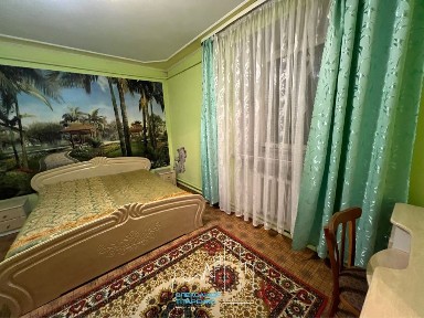 Продам гарну трикімнатну квартиру в районі Ботанічного парку!