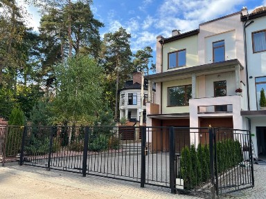 Продаж нового котеджу в Брюховичах біля озера