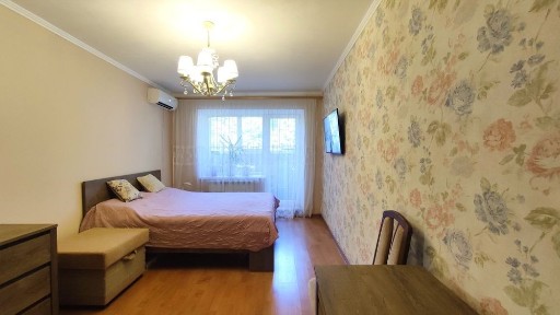 1к на 12 кварталі з гарним ремонтом і меблями