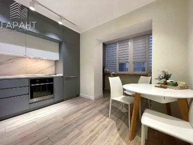 Продам 2-х кімнатну квартру в центрі міста біля стадіону.