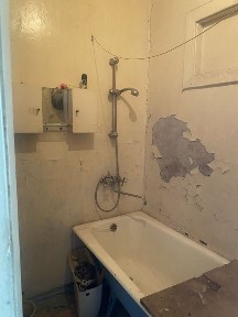 Продам 1-кім. кв в центрі міста без ремонту.