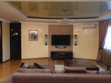 Оренда 4-кімнатної видової квартири, 145 м² вул. Раїси Окіпної, 10А