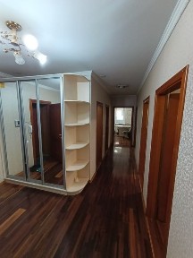 Сдам квартиру Грушевского 3 комнаты, второй этаж, парковка.