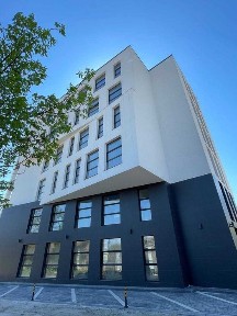 Фасадне комерційне приміщення на 1 поверсі у центральній частині міста