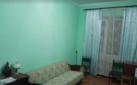 продам 1 к гостинку в блоці метро 5хв. пішки