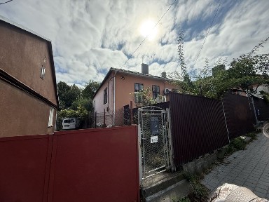 Квартира в будинку з окремим входом