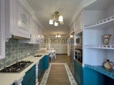 Простора 2х кімнатна квартира у самому центрі.