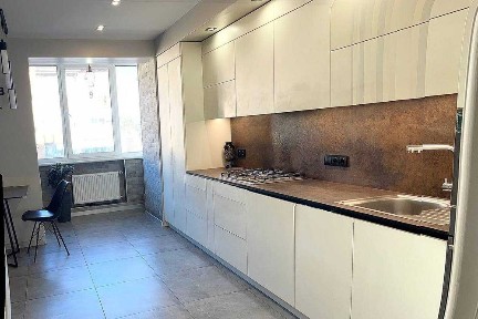 БЕЗ КОМІСІЇ. 3 кімн. з виглядом на сосни з мінімальним оформленням