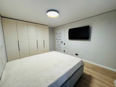 Продається 2 кімнатна квартира біля метро