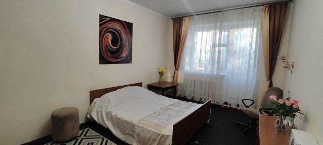 Однокімнатна квартира. Центр міста. Другий поверх. Цегляний будинок