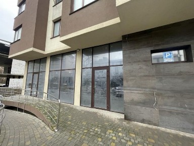 Оренда фасадного приміщення. Перший поверх, 2 входи.