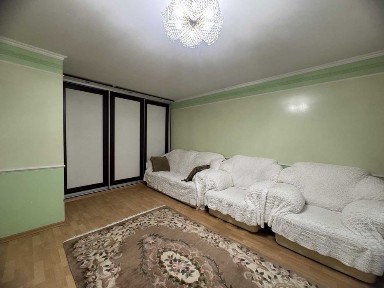 1-кімнатна квартира на середньому поверсі на вулиці Небесної сотні.