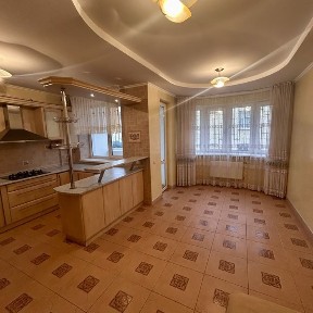 Продається велика 3-х кімнатна квартира з ремонтом в центрі міста