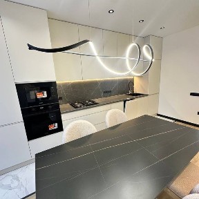 Продаж 2 км квартири поруч з дизайнерським ремонтом