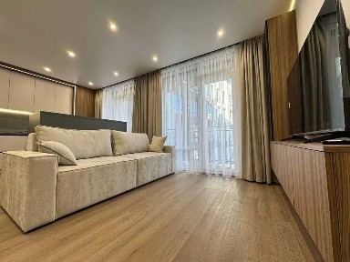 Двокімнатна з кухнею-вітальнею та великим балконом