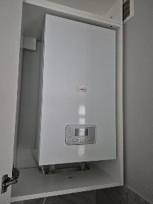 Здається двохкімнатна в центрі міста.