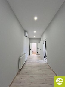 Здається трикімнатна велика квартира