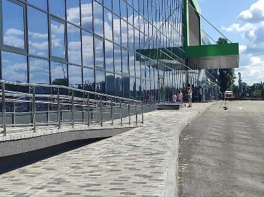 оренда фасадного приміщення своя вхідна група вТЦ поруч АТБ