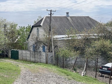 Продаю цегляну дачу з гаражем, садом і літньою кухнею