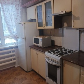 Здаю трьохкімнатну квартиру в районі кінотеатру 