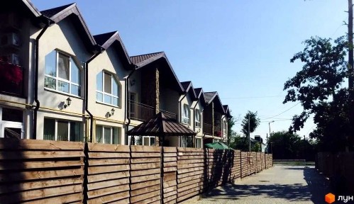 Сучасний 3-поверховий таунхаус із власною територією